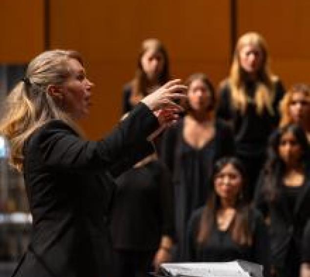Giselle Wyers directs the University Chorale (Photo: UW Photography).