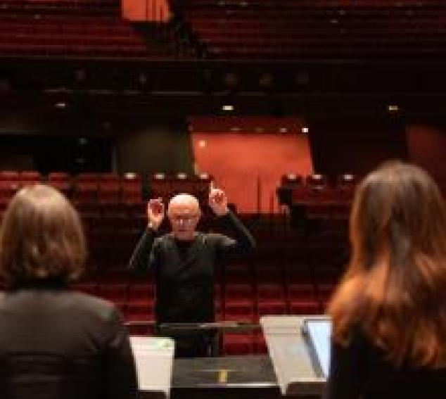Geoffrey Boers directs the UW Chamber Singers (Photo: UW Photography). 