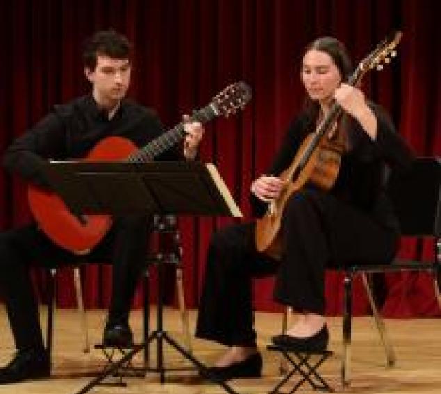 Guitar students of Michael Partington perform in quarterly studio recitals (Photo: Cyan Duong).