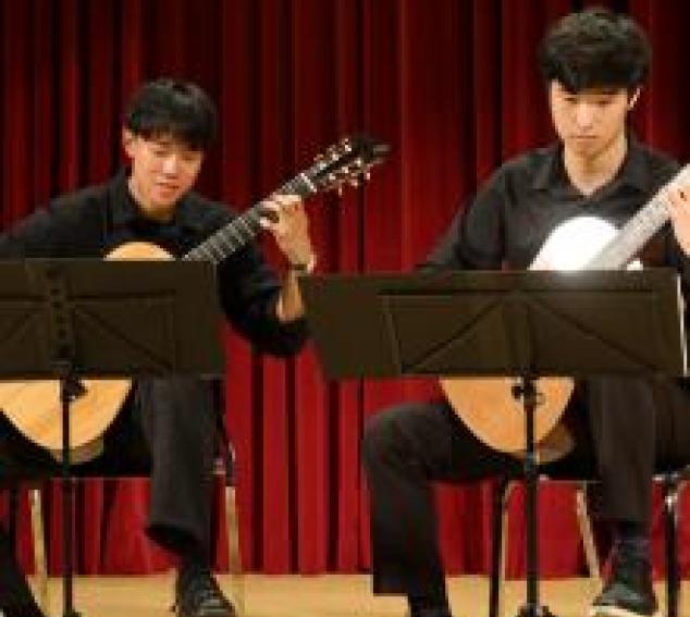 Guitar students of Michael Partington perform in quarterly studio recitals (Photo: Cyan Duong).