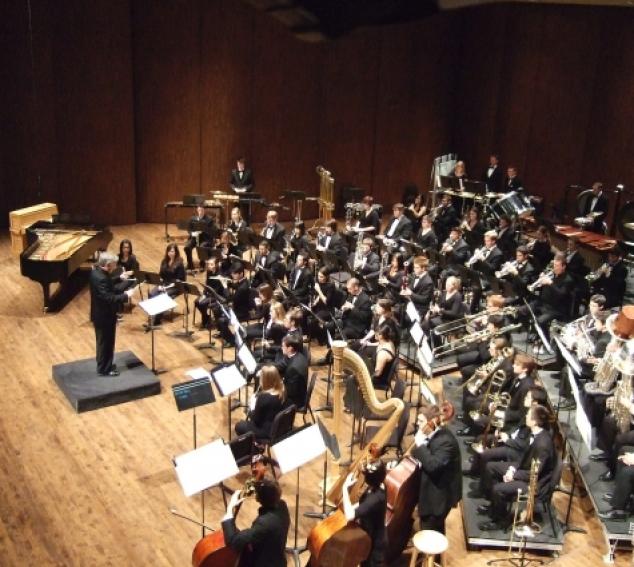 Timothy Salzman directs the UW Wind Ensemble (Photo: Gary Louie).